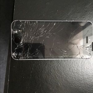 iPhone se unlocked cracked screen but still works